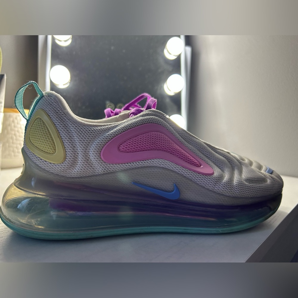 Nike Women’s Air Max 720s in size Women’s 8!🫶